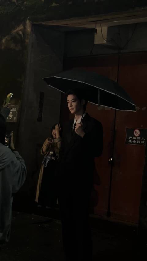 下雨了，唐晓天为你撑伞！ 妈耶，越夜越帅，真的太绝了