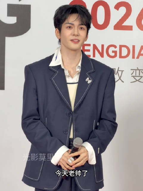 曾舜晞文荣奖群访间来了 当我们夸曾舜晞今天老帅了,于是就会收到