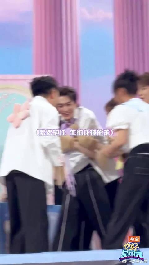 许凯成了田曦薇的人形挂件