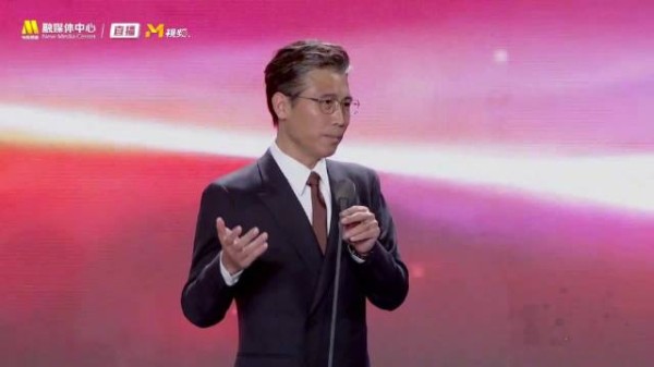 文荣奖邓萃雯李乃文颁奖，李乃文说香港演员都很能熬夜