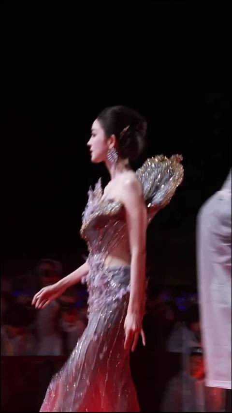 娜扎白孔雀造型亮相红毯,羽翼礼服飘逸灵动