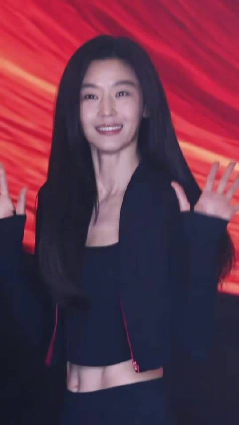 现身首尔出席品牌活动的全智贤,这身材保持的,自制力好强!