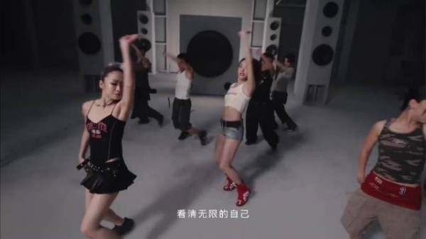 宋茜你好星期六Elevation舞台首秀,折手舞流畅利落