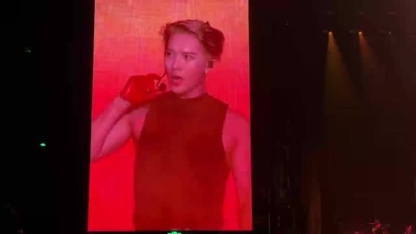 王嘉尔MAGICMAN 2巡演上海站背心半褪展背肌