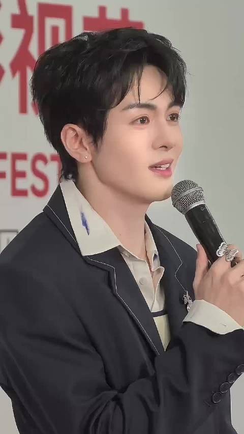 第十二届文荣奖光影盛典曾舜晞亮相状态满元气亮眼
