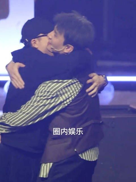 刘萧旭 和朋友拥抱好开心ta和我开了一个巨大的玩笑