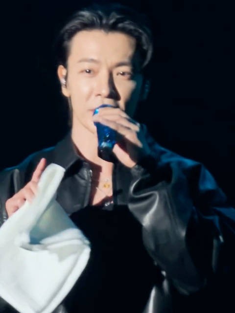 李东海香港安可场忆倒下位置 约定不再舞台受伤