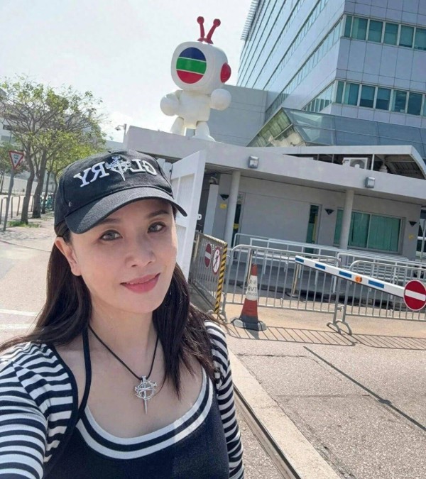 香港女星效力TVB满十年,获邀赴典礼,否认七千万身家仍努力工作