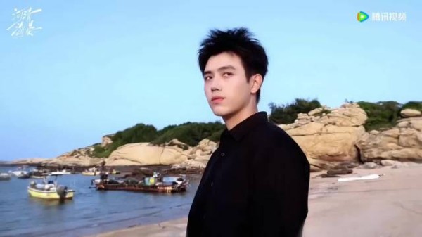 陈飞宇张子枫河清海晏杀青，体型差摸头画面引期待