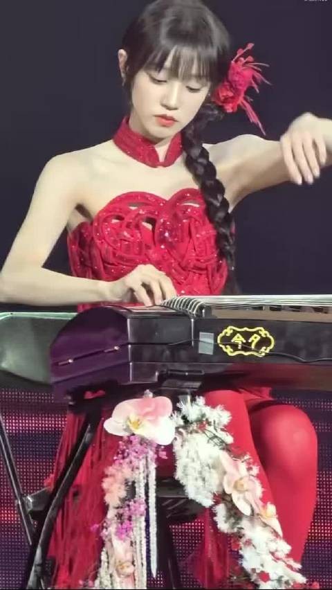 宋雨琦圆缺舞台红裙演绎古典美人