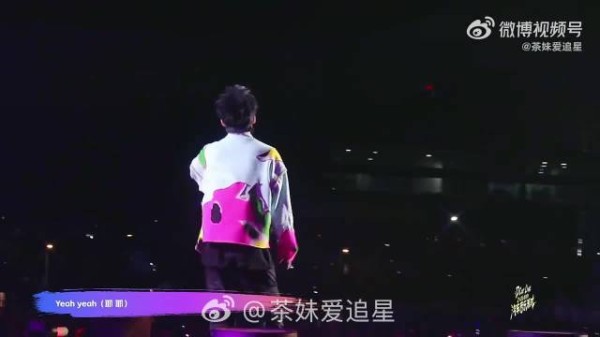 大张伟音乐节举大号泡泡机唱我怎么这么好看