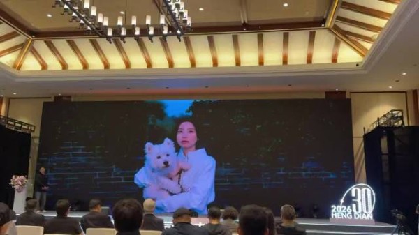 周雨彤、屈楚萧官宣新片《我们永远不分开》(原片名《珍珠珍珠》)首发预告