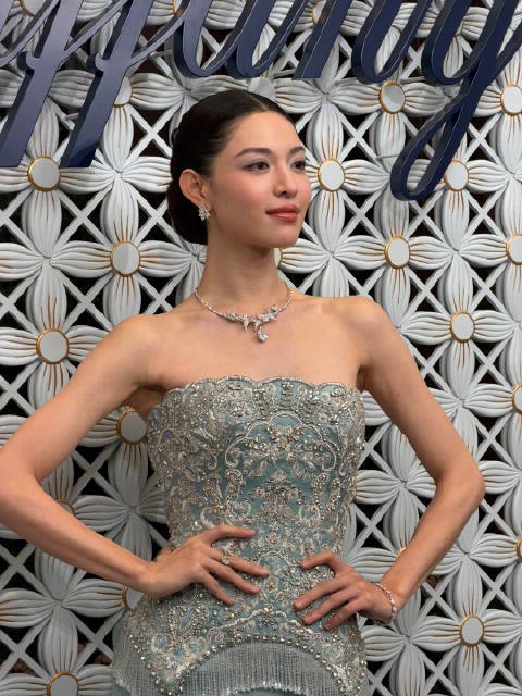 钟楚曦亮相Tiffany高级珠宝展，耳环项链与礼服刺绣流苏呼应