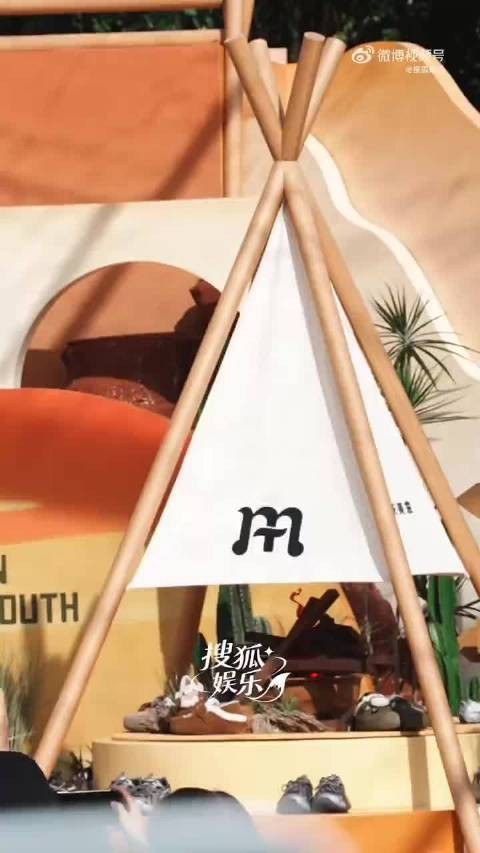 侯明昊现场抽查粉丝作业,温柔引导不施压