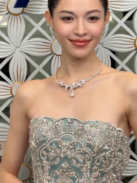 钟姐好美啊,状态一级好! 头型脸型都很优越,珠宝就是要配美人!