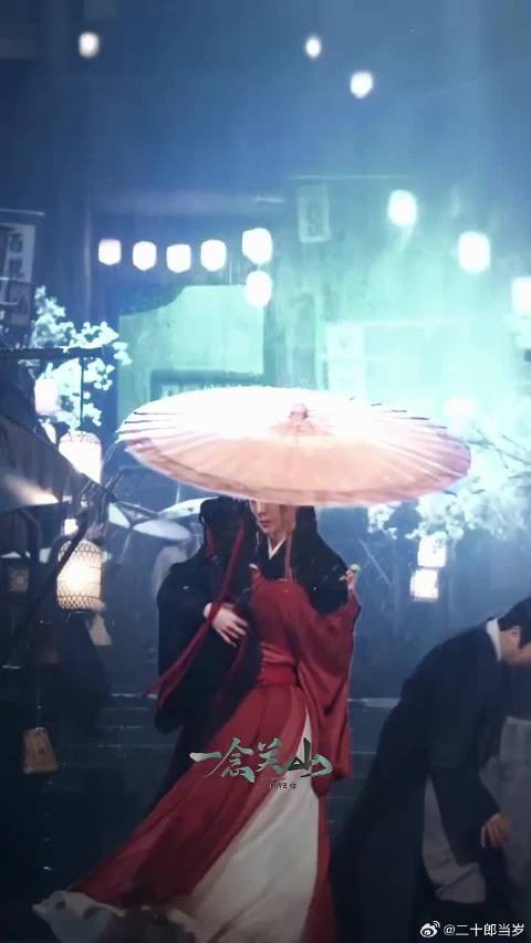 躲雨的屋檐、雨中的相拥,相视一笑的瞬间都想定格成永远