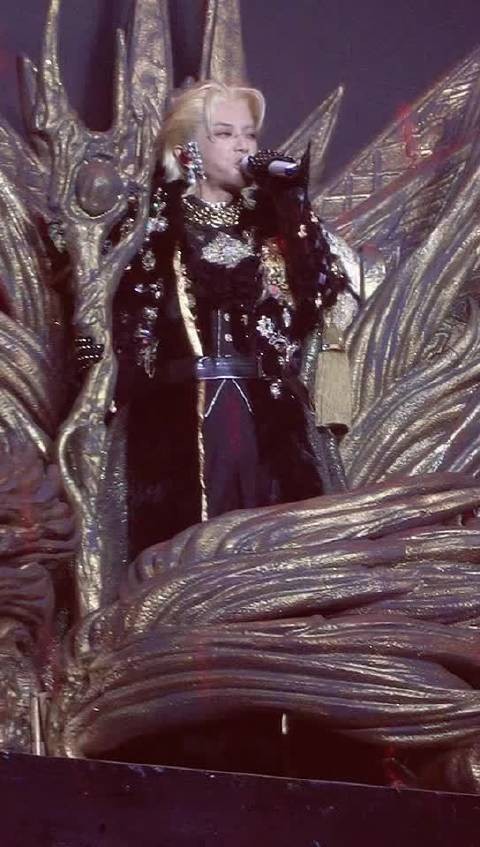 华晨宇黑金华服缀满宝石金发红瞳舞台压迫感拉满