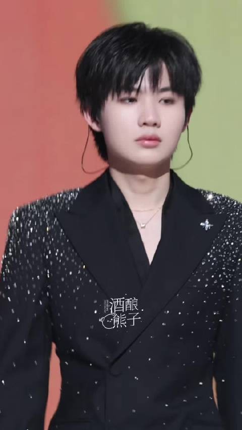我去，九尾黑西装这套更是帅的没边了