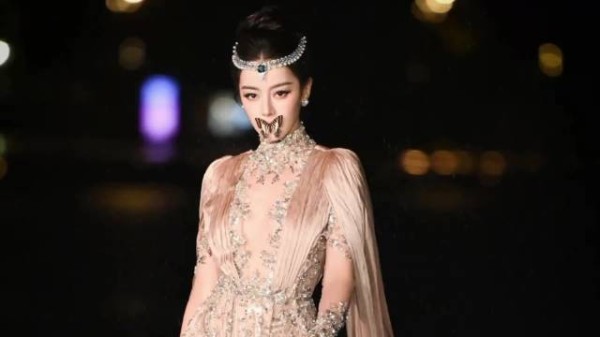 迪丽热巴回应红毯封神名场面，表情平静淡然表示：就这么发生了