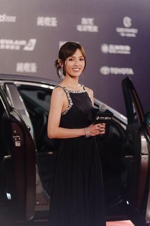 独/朵拉主持星光大道美翻 台风搅局一切重来 努力学韩语315万珠宝上身