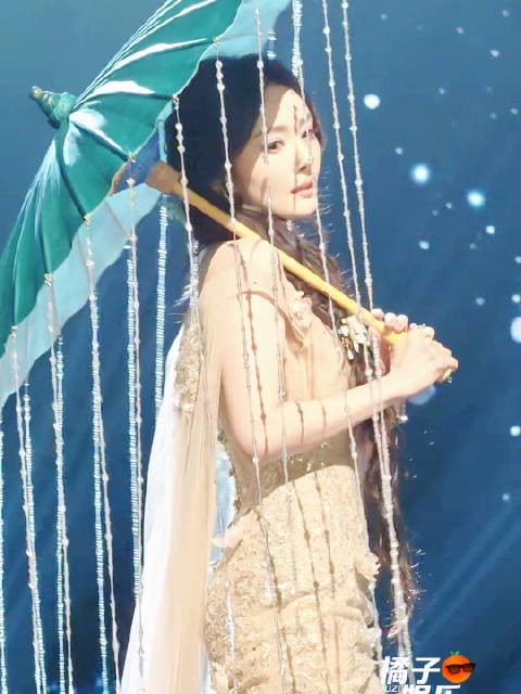 谁想到的小幂幂给林俊杰《茉莉雨》伴舞 撑伞完全江南美人啊！