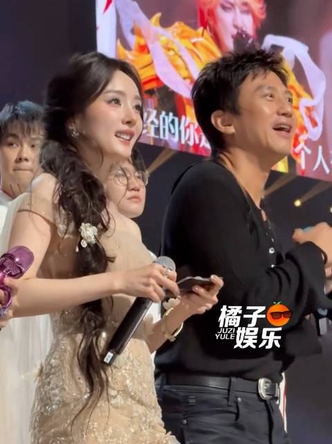 哈哈哈哈邓超和杨幂说不会唱 杨幂下一秒递上话筒