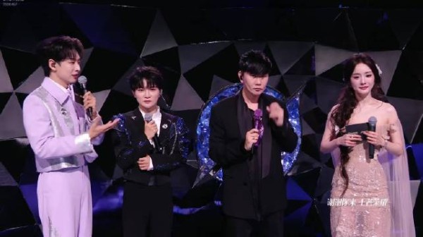杨幂给林俊杰伴舞,两套造型惊艳2026王者荣耀共创之夜