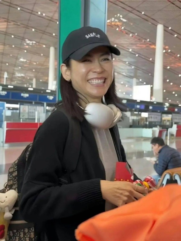 TVB视后宣萱机场被偶遇，笑容亲切状态自然，早已坦言接受变老