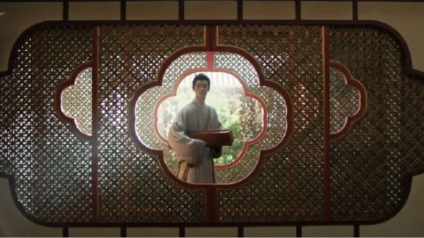 尚公主布景借窗棂构图古色古香