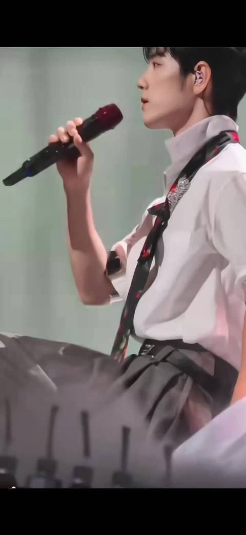 肖战唱:“不要爱我~”粉丝:“要~”肖战没绷住笑出来了