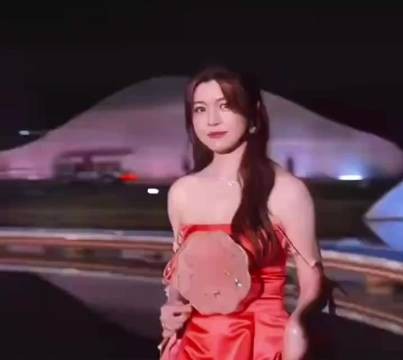 陈妍希美美的走来了