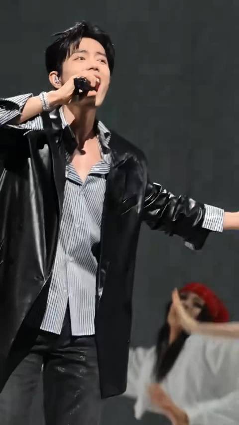 肖战唱光点开心跳起,彩带喷出瞬间引沸腾