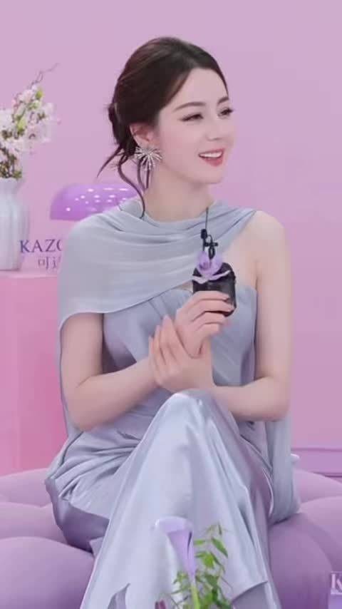 迪丽热巴说红毯那晚的雨像花洒