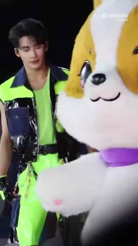 许嵩成都演唱会获八万 现场求教粉丝学川麻