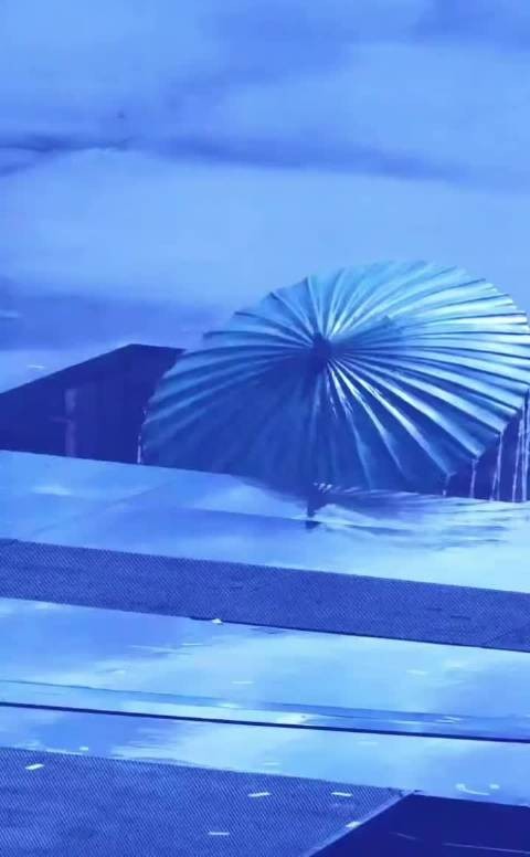 林俊杰唱着茉莉雨杨幂撑着伞出来了，真的要被美哭了