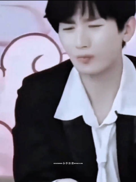 嚼到第四下才反应过来酸,表情真实到让人流口水