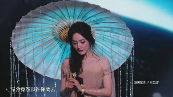 杨幂兑现一年前点歌之约，林俊杰独唱茉莉雨杨幂撑伞起舞