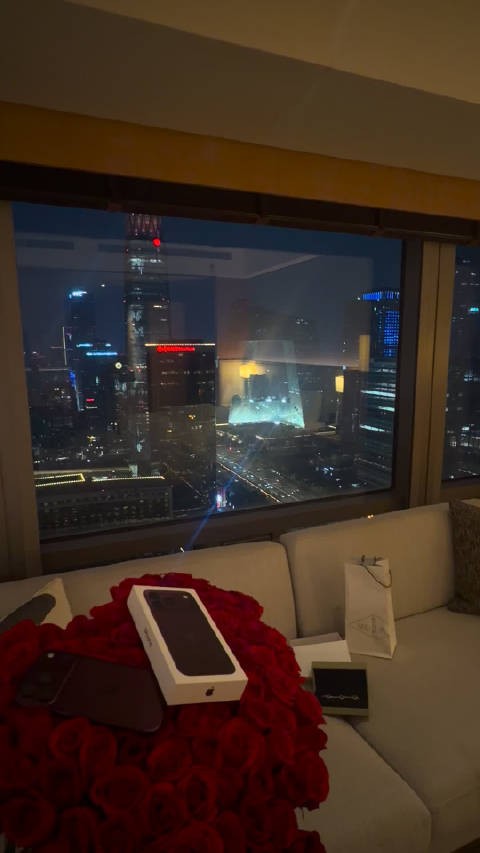 夜景下浅过三百天纪念日