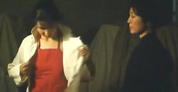 女子被迫完成冥婚，表面守寡，但背后却和家里的长工在一起！
