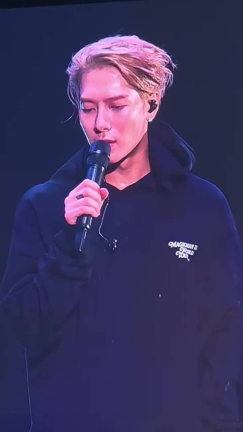 王嘉尔上海演唱会喊不要把我剪进去