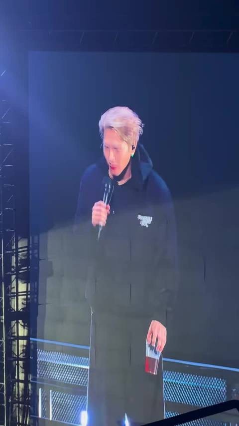 王嘉尔演唱会遇粉丝喊倒闭,当场撇清不要剪进去