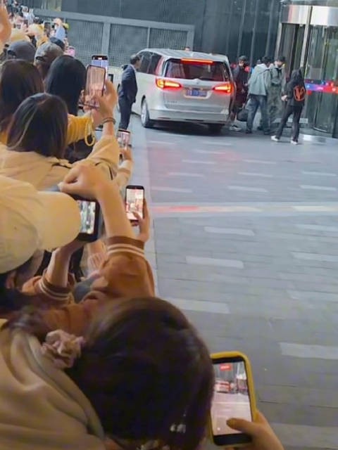 刘宇宁音乐缘计划上班 宁哥太高了，第一眼就能看到目标，和粉丝打招呼很开心