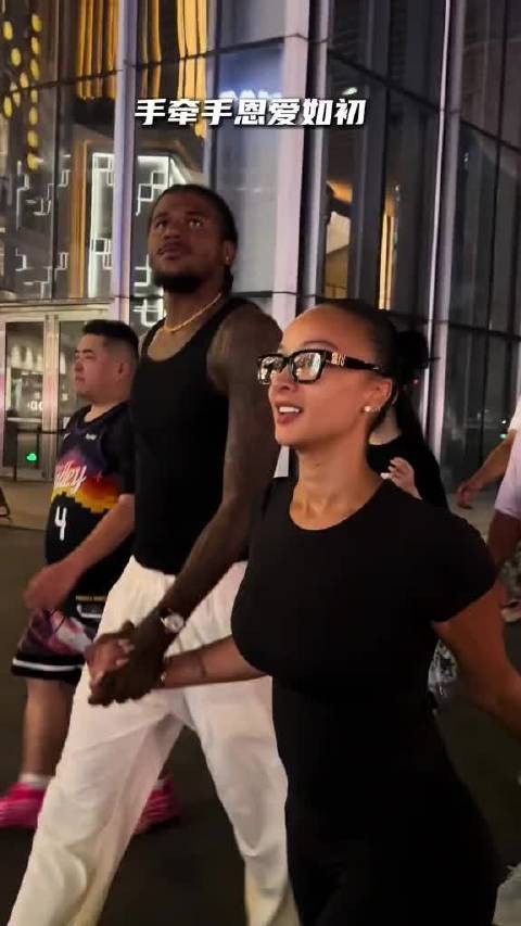 杰伦格林携妻子现身广州街头牵手citywalk