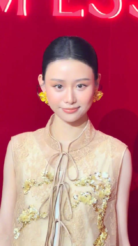王晓慧亮相M Essential上海大秀 首次出席线下时尚活动