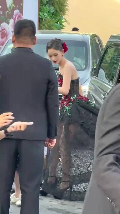 林允是花仙吧！直接把玫瑰穿身上了