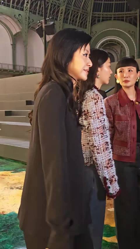 陈奕迅太太徐濠萦携女儿陈康堤现身巴黎时装周香奈儿大秀