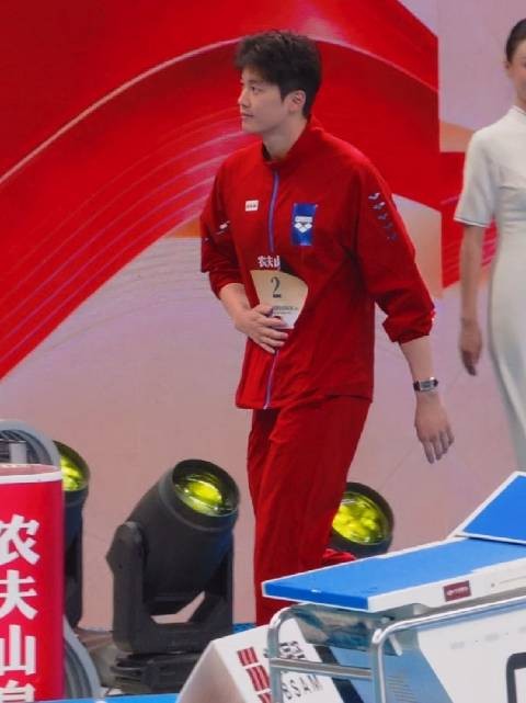 汪顺饭撒一气呵成巨星味儿,大长腿走得快相机跟不上