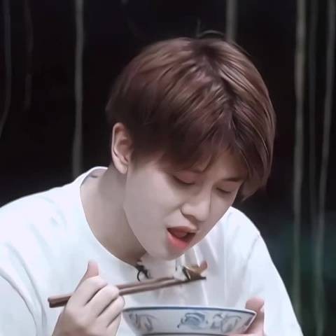 任嘉伦10月25日节目开机未到场以立牌形式打卡