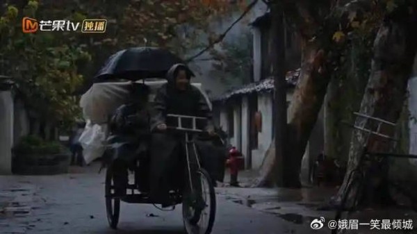 丈夫出差不在家,黄玲跟俩孩子搬家,邻居心疼帮忙