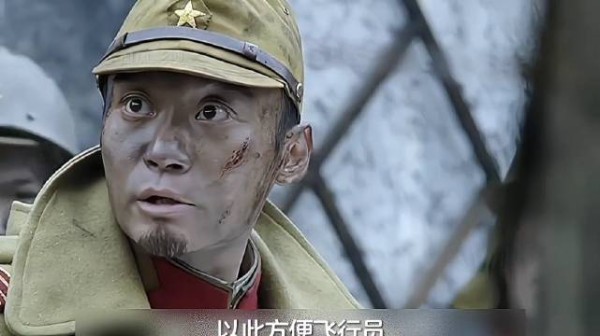 小战士凭借一枚旗帜，竟成功骗取鬼子空投物资